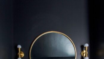 Kate Watson-Smyth研究向机制介绍金口音的方法黑卫生间铜虚ityUnity 帮助反射房间周围的光bob综合游戏#blackbathroom #brasscabinet #madaboutthehouse